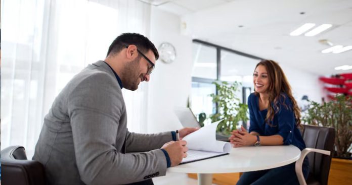 Angajat verificand pe laptop stagiul de cotizare si contributiile CAS platite de angajator in 2026