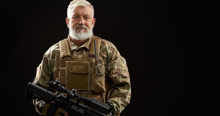 O legitimație de veteran de război așezată lângă o decizie emisă de Casa Națională de Pensii Publice