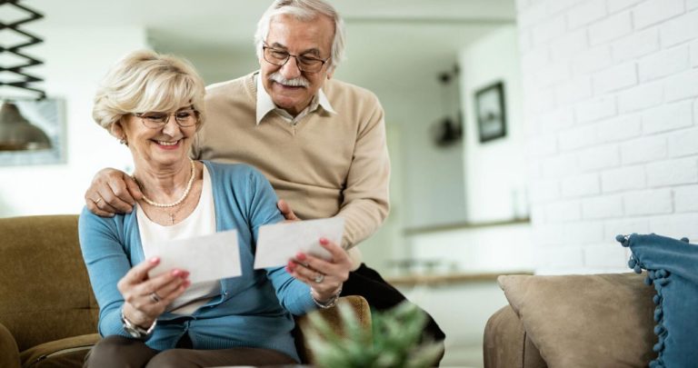 Formulare europene de pensie și pașaport românesc pregătite pentru depunerea dosarului de pensionare comunitară