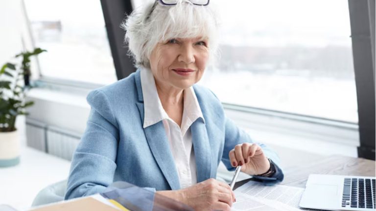 Funcționar din Iași analizând la birou calculul punctajului de pensie pentru un contract part-time de 4 ore, folosind platforma digitală CNPP în 2026.