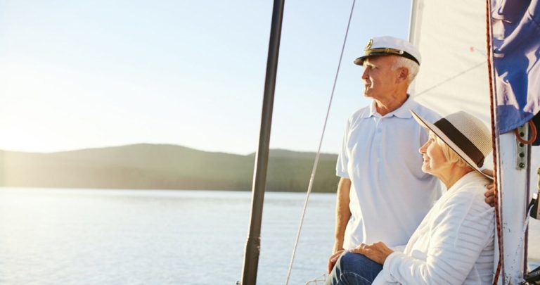 Un ofițer de marină ținând în mână Carnetul de Marinar și un dosar cu acte pentru Casa de Pensii