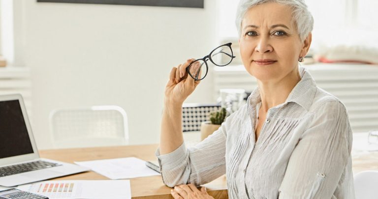 Profesor pensionar analizând decizia de pensionare digitală