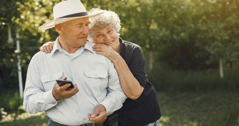 Un viitor pensionar ținând cu mândrie diploma de facultate și livretul militar în fața unui ghișeu de la Casa de Pensii