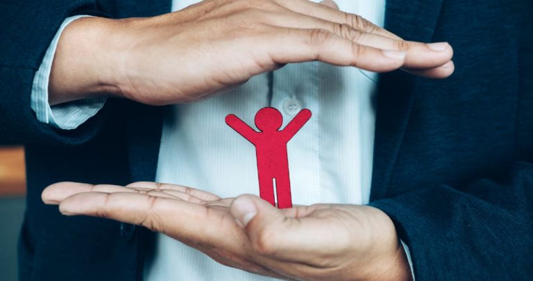 Grafic de creștere financiară comparând performanța unui fond de pensii facultative Pilon 3 cu o asigurare de viață