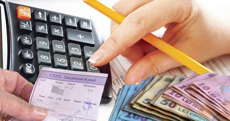 Un pensionar confuz și îngrijorat uitându-se la un extras de cont bancar gol în timp ce stă la masă în bucătărie