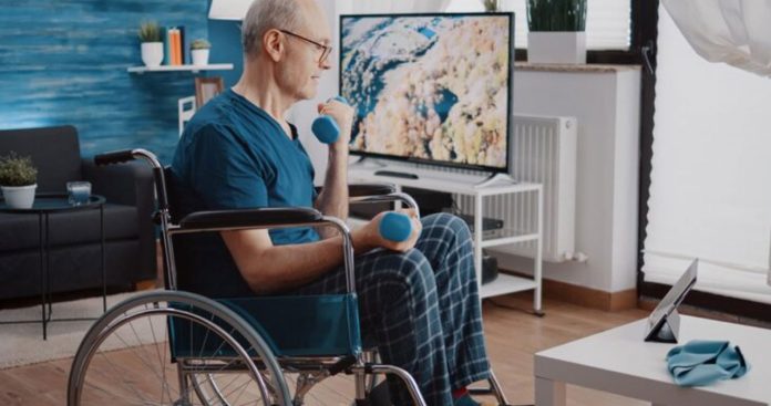 Pensionar în scaun rulant urcând o rampă, ilustrând adaptarea locuinței pentru pensionarii cu dizabilități