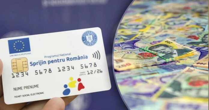 Un pensionar ținând în mână un card social pentru alimente în fața unui coș cu cumpărături la supermarket