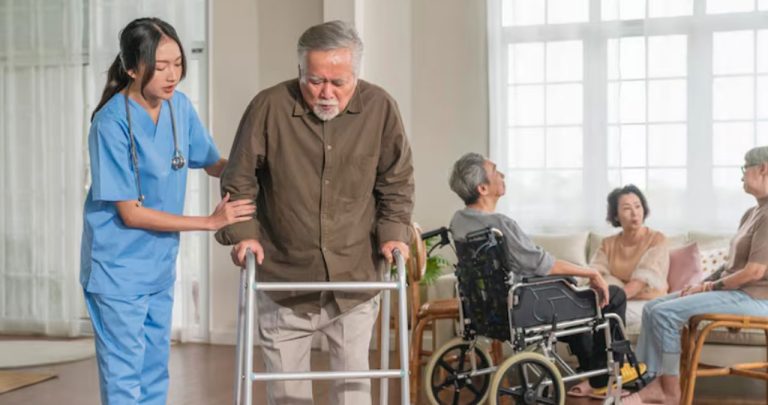 Senior analizând un contract de întreținere, ilustrând cedarea locuinței în schimbul îngrijirii într-un cămin privat