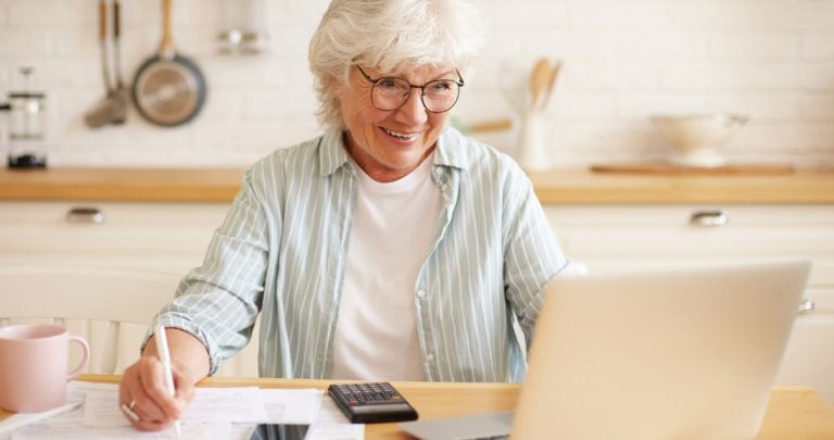 Pensionar bucuros analizând decizia ANAF cu scutirea de CASS, ilustrând cine nu plătește contribuția la sănătate