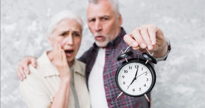 Un viitor pensionar semnând cererea de chemare în judecată a Casei de Pensii alături de avocatul său