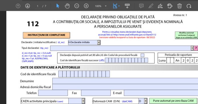 Angajat frustrat care analizează contractul de muncă și fluturașii de salariu lângă un laptop deschis pe portalul ANAF