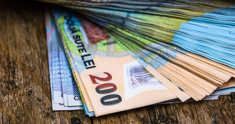 Calculator afișând deducerea impozitului de 10% din pensia brută peste pragul de 3000 de lei