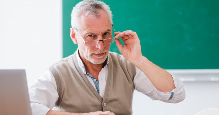 Profesor pensionar primind o distincție onorifică pentru excelență didactică, ilustrând indemnizația de merit pentru cadrele didactice