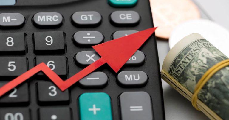 Un pensionar trist privind un coș de cumpărături pe jumătate gol în fața casei de marcat dintr-un supermarket