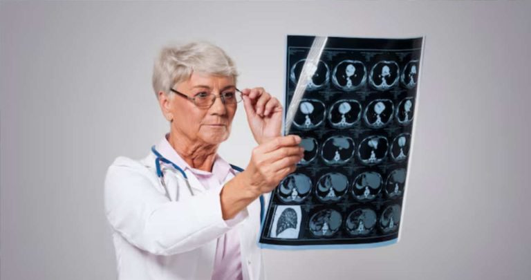 Medic specialist explicand unui pacient pensionar rezultatul unui RMN