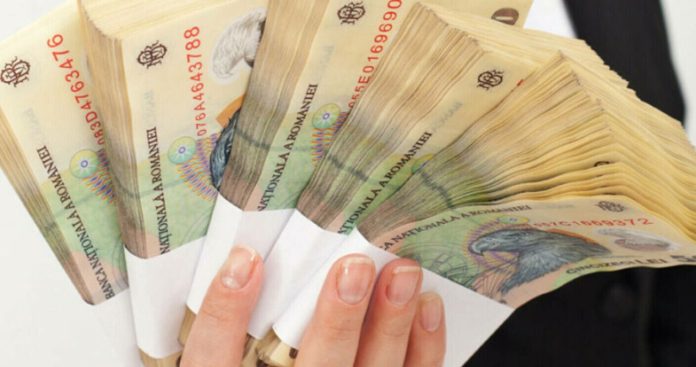 Rude semnând actele de succesiune la un birou notarial pentru a recupera banii din Pilonul 2 de pensii private