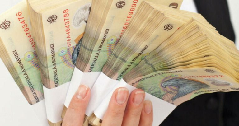 Rude semnând actele de succesiune la un birou notarial pentru a recupera banii din Pilonul 2 de pensii private