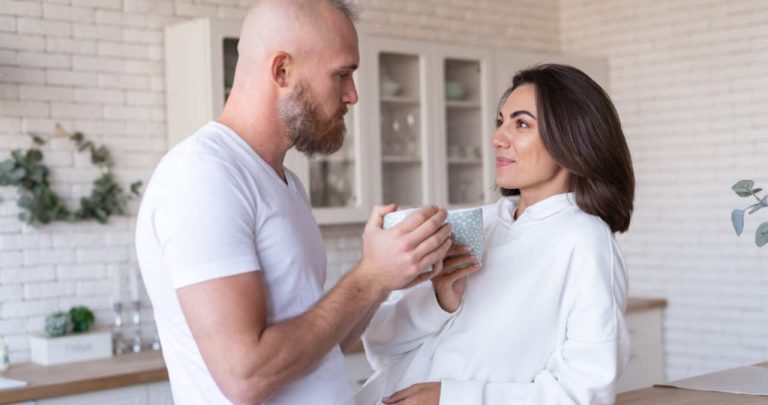 Un cuplu de necăsătoriți analizând niște acte notariale pe masă