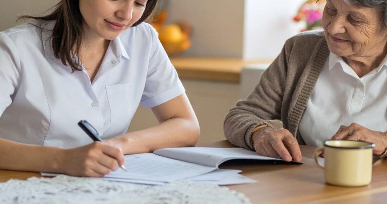 Asistent personal analizând documente și un contract de muncă pentru deschiderea dosarului de pensie