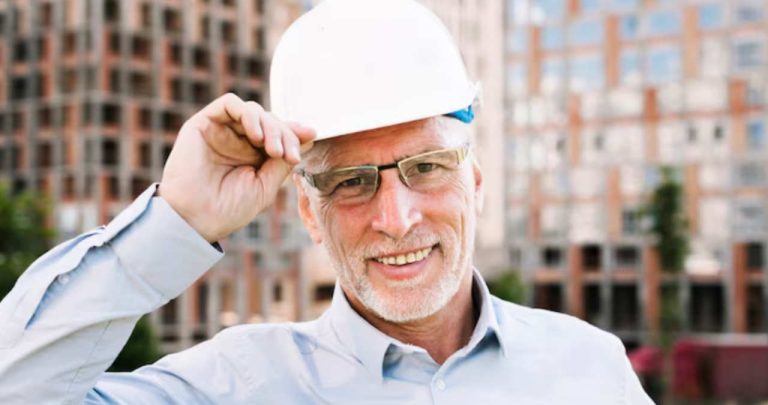 Muncitor din constructii calculand dosarul de pensie si actele necesare