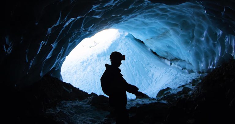 Miner purtând cască de protecție ieșind din subteran la finalul schimbului de lucru