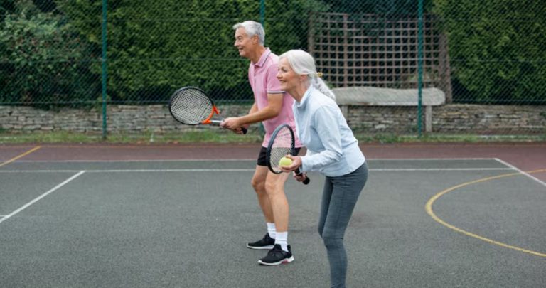 O fostă campioană olimpică zâmbind și ținând în mână o medalie de aur lângă un dosar cu documente financiare