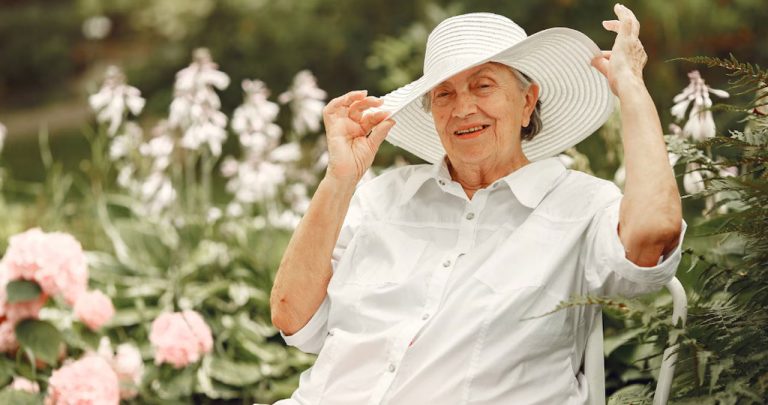 Văduvă analizând acte de vechime din străinătate pentru pensia de urmaș din țări UE