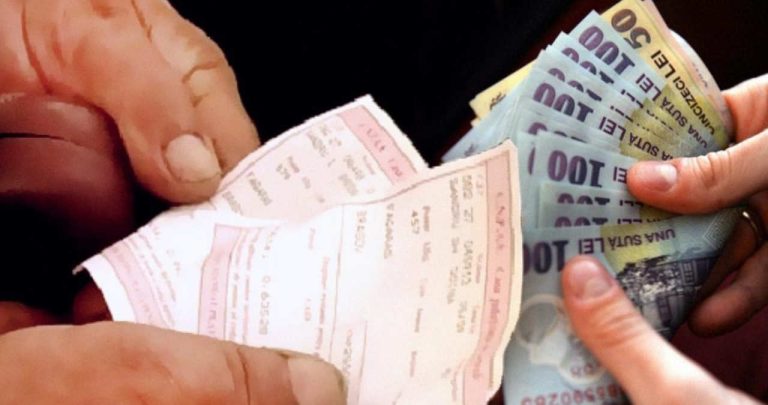 Pensionar verificand cutia postala si un aviz de la posta romana