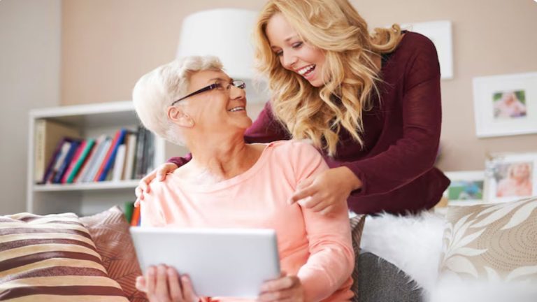 Femeie completând la birou declarația pe proprie răspundere pentru reducerea vârstei de pensionare acordată mamelor în 2026.