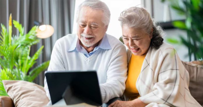 Pensionar completand o cerere pentru scutirea de impozit la primarie