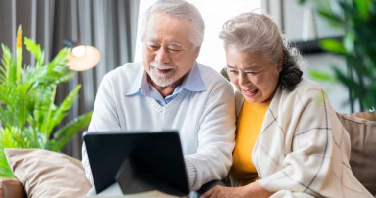 Pensionar completand o cerere pentru scutirea de impozit la primarie