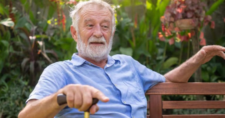 Pensionar român repatriat analizând documentele de pensie în 2026