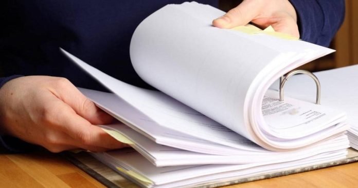 Dosar de pensie și o carte de identitate nouă pe un birou de lucru