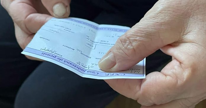 Un dosar cu adeverințe de vechime și un fluturaș de salariu vechi unde sunt evidențiate sporurile nepermanente