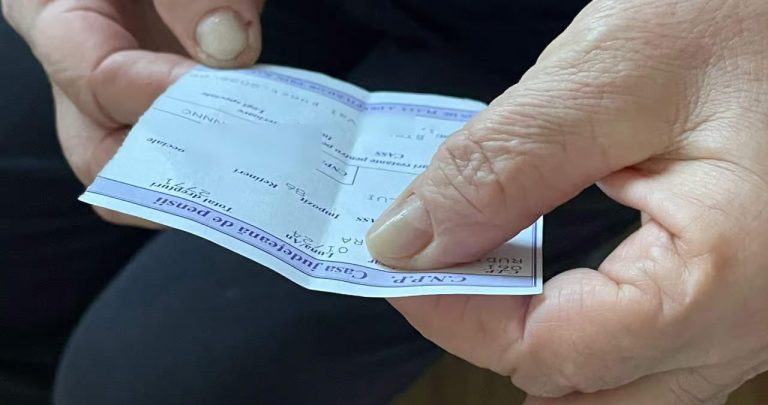 Un dosar cu adeverințe de vechime și un fluturaș de salariu vechi unde sunt evidențiate sporurile nepermanente