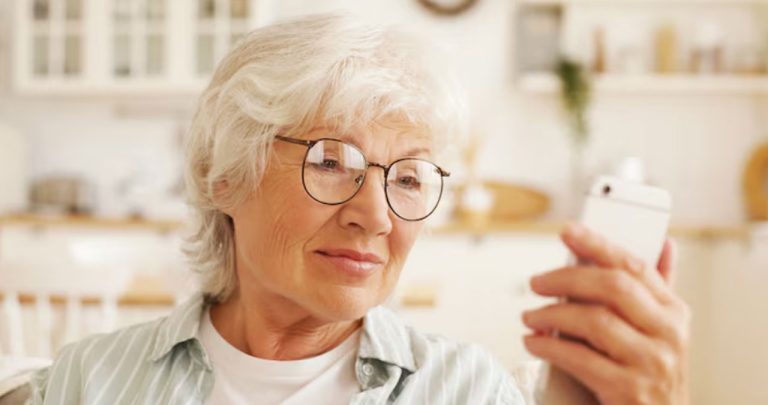 Pensionar calculând facturi și analizând acte notariale, ilustrând tarife sociale telecom și reduceri taxe notariale