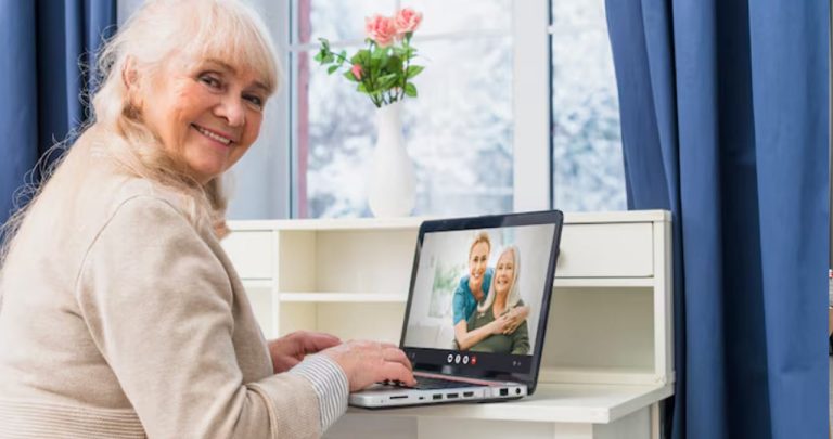 Un pensionar zâmbind în timp ce îi arată farmacistei o rețetă electronică primită pe WhatsApp pe ecranul telefonului său mobil