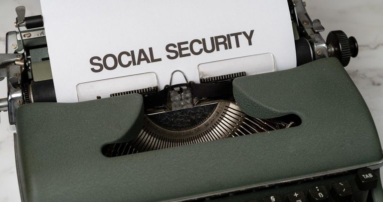 Trecere Automată Invaliditate la Limită Vârstă - Ghid 2026